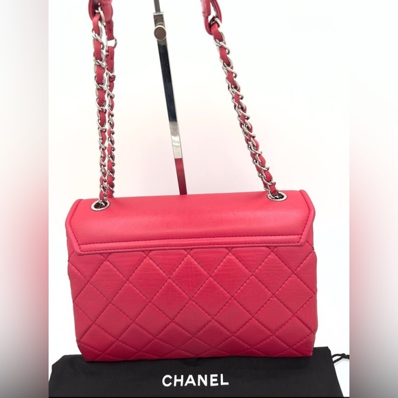 Chanel Series 19 Flap Quilted Leather
Medium Bag - Picture 3 of 13